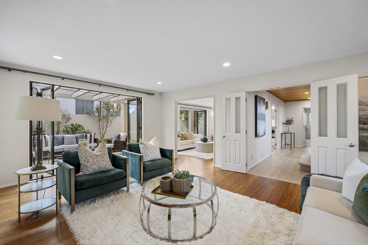 1/31 Eversleigh Road, Belmont, Auckland - Carousel 1
