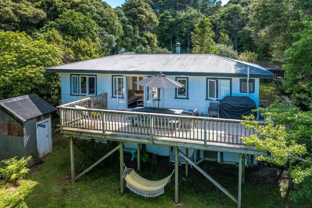 49 Bay Road, Ostend, Waiheke Island - Carousel 1