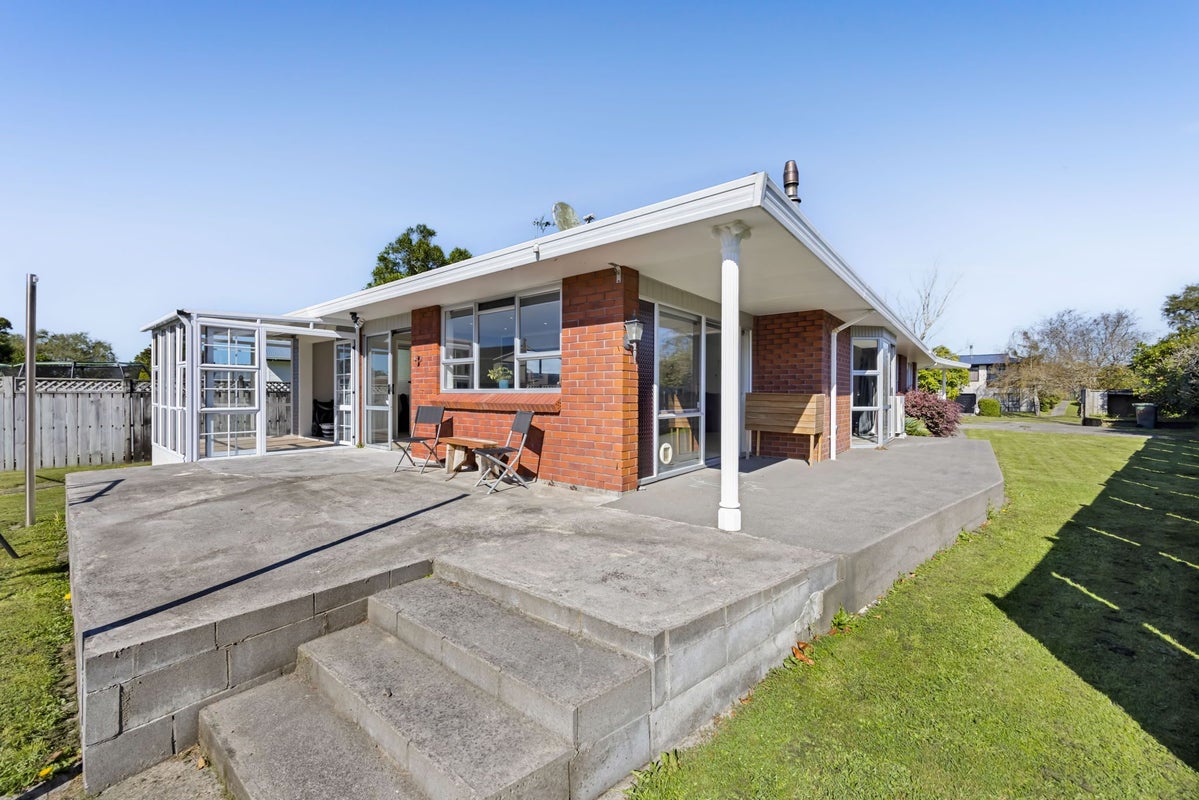 54 Cressida Avenue, Stratford, Stratford - Carousel 1