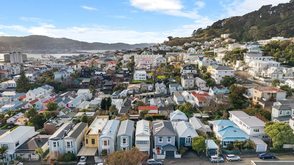 33 Queen Street, Mount Victoria, Wellington - Carousel 21