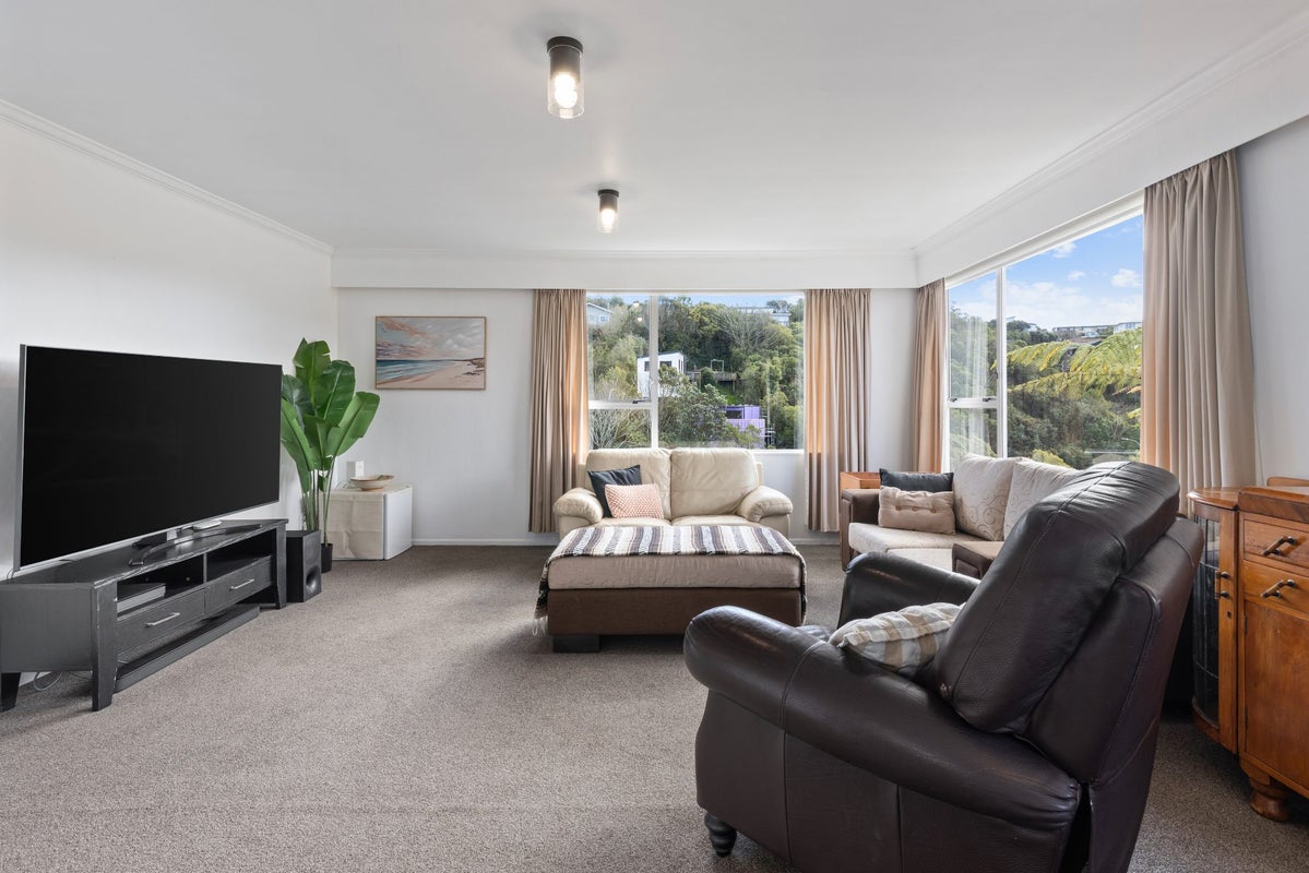 4 Waterford Drive, Churton Park, Wellington - Carousel 1