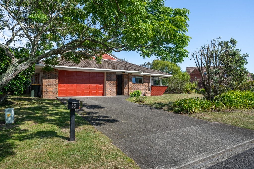35 Chilton Drive, Paraparaumu - Carousel 1