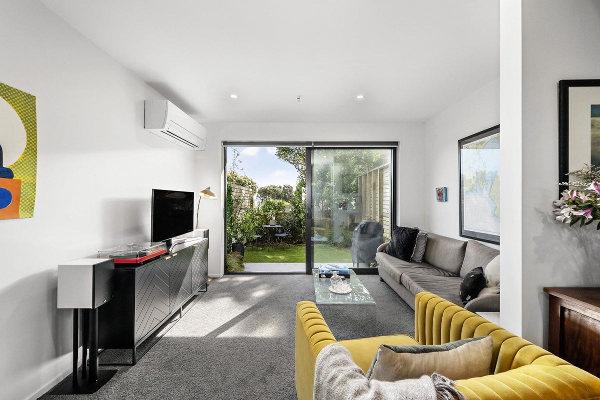 4C Ferry Road, Days Bay, Lower Hutt - Carousel 1