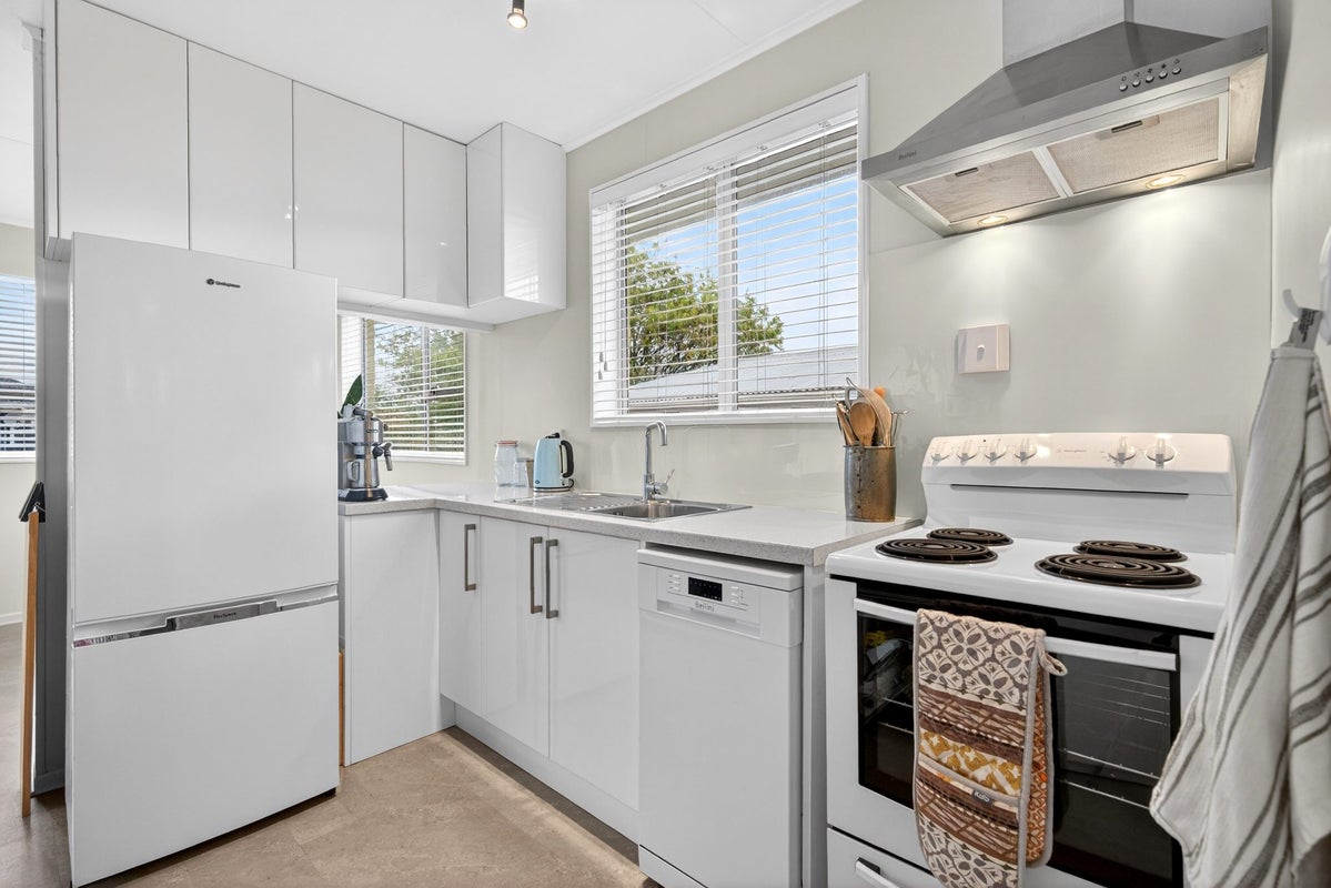 1/15 Pencarrow Crescent, Wainuiomata, Lower Hutt - Carousel 1
