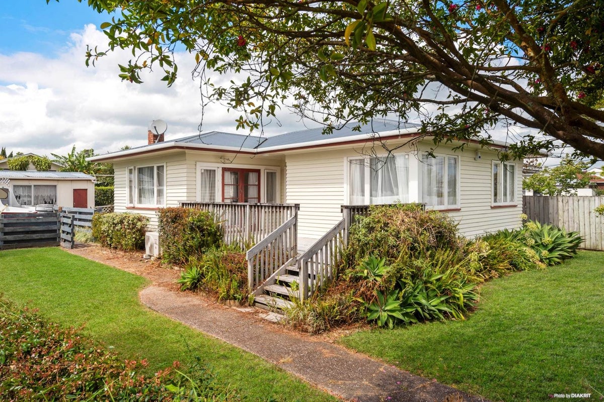 10 Barbary Avenue, Kelston, Auckland - Carousel 1