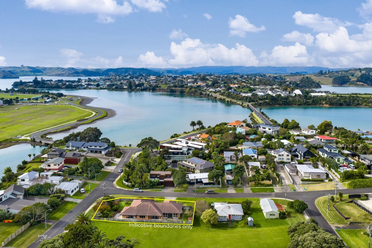 1 Tahuna Avenue, Raglan, Raglan - Carousel 2