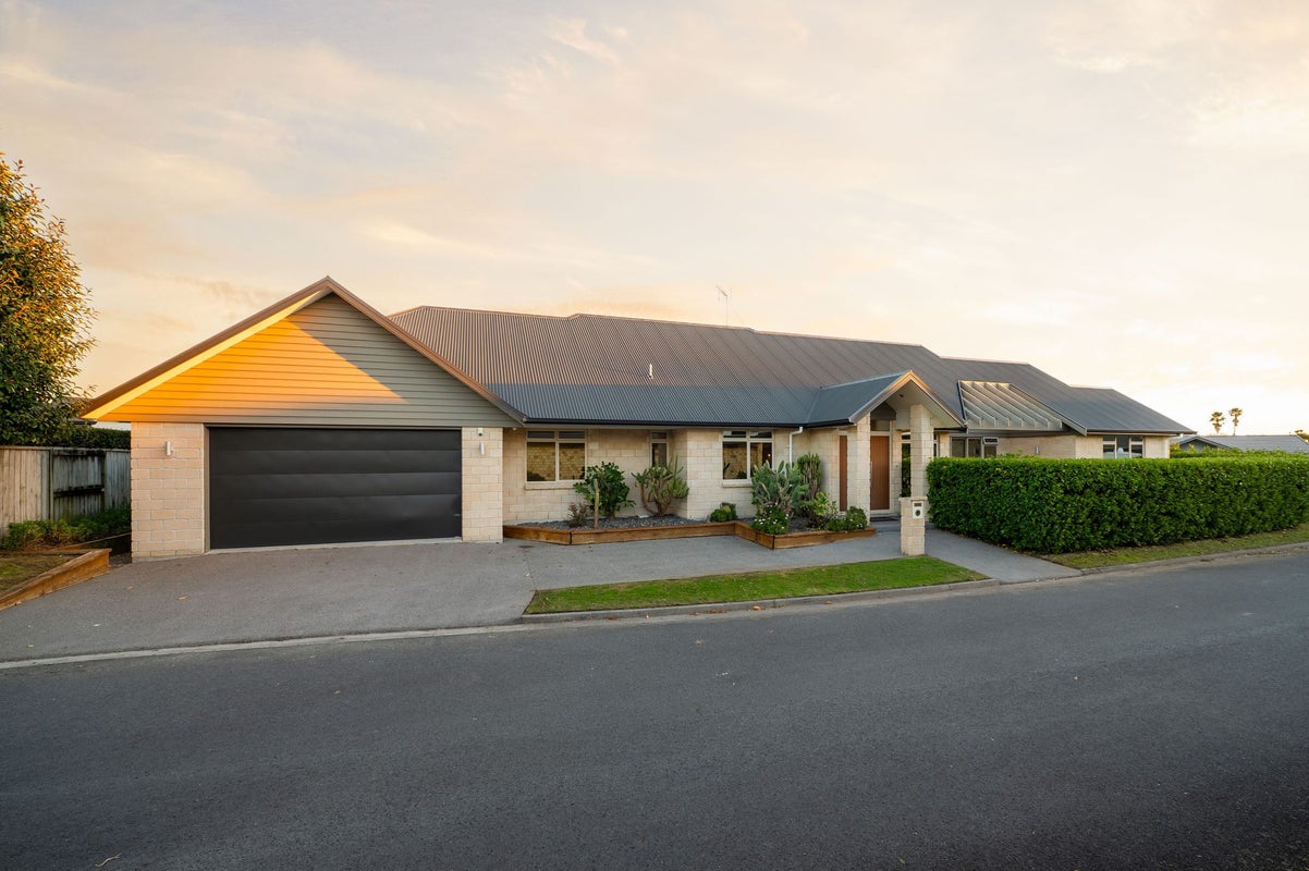 136 Saint James Drive, Huntington, Hamilton - Carousel 1