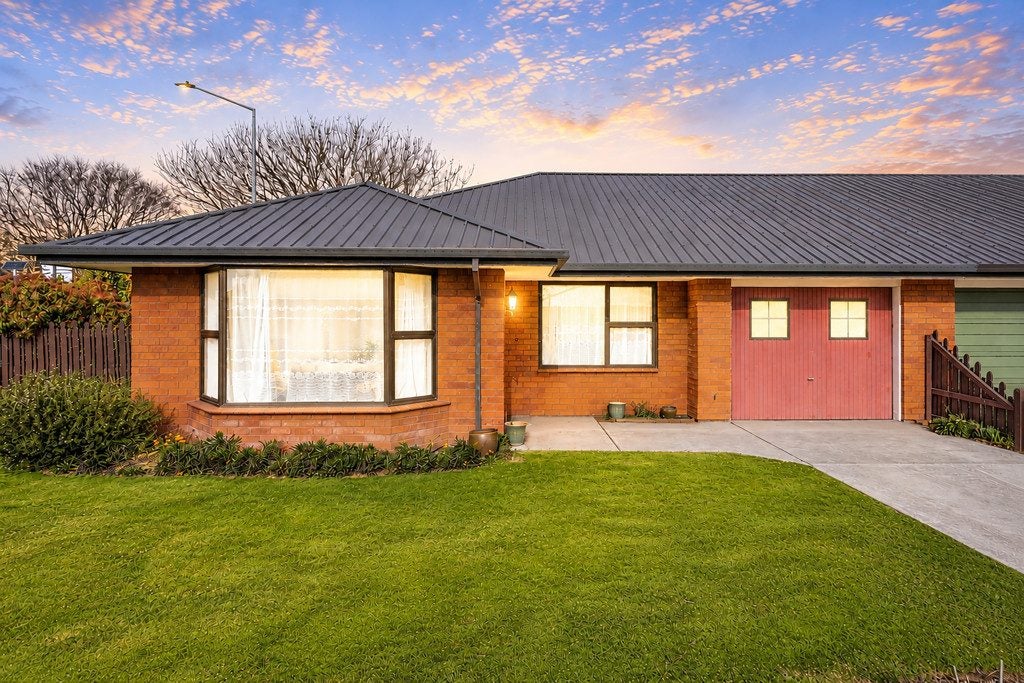 1/1 Thorrington Road, Cashmere, Christchurch - Carousel 18