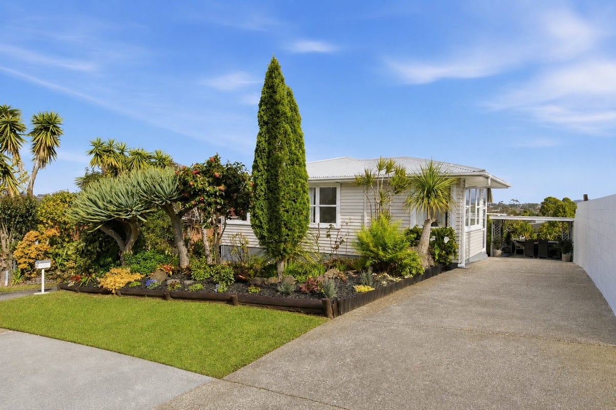 27 Hillview Avenue, New Windsor, Auckland - Carousel 1