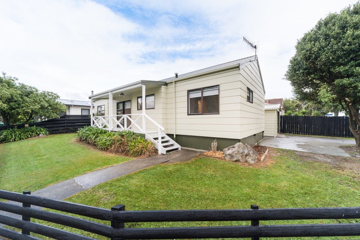 2 Peter Hall Drive, Kelvin Grove, Palmerston North - Carousel 2