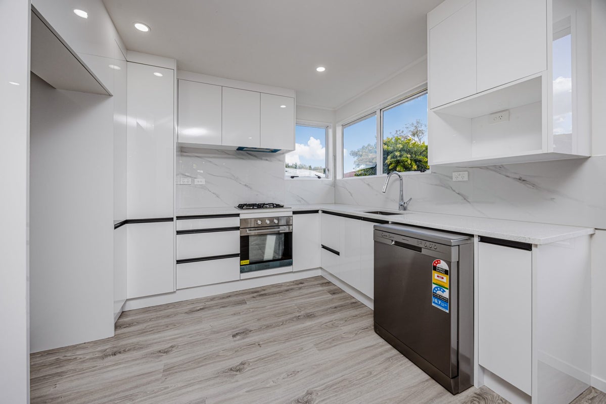 1/16 Trimdon Street, Randwick Park, Auckland - Carousel 2