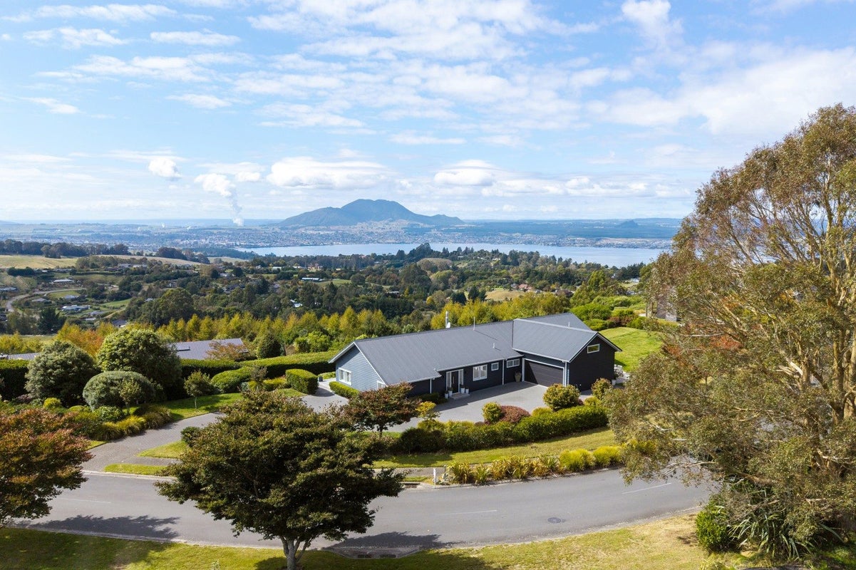 97 Highland Drive, Acacia Bay, Taupo - Carousel 1