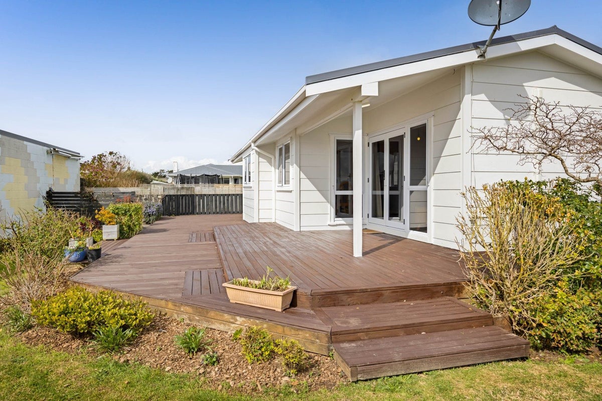 8 Hughson Place, Opunake - Carousel 2