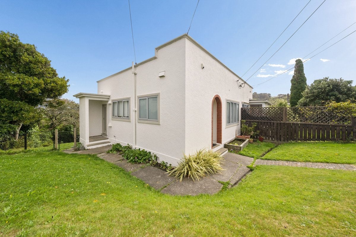 133 Nevay Road, Karaka Bays, Wellington - Carousel 1