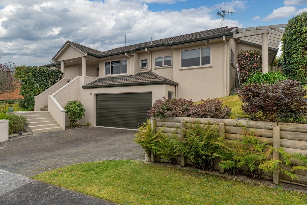 12 Munro Place, Flagstaff, Hamilton - Carousel 1