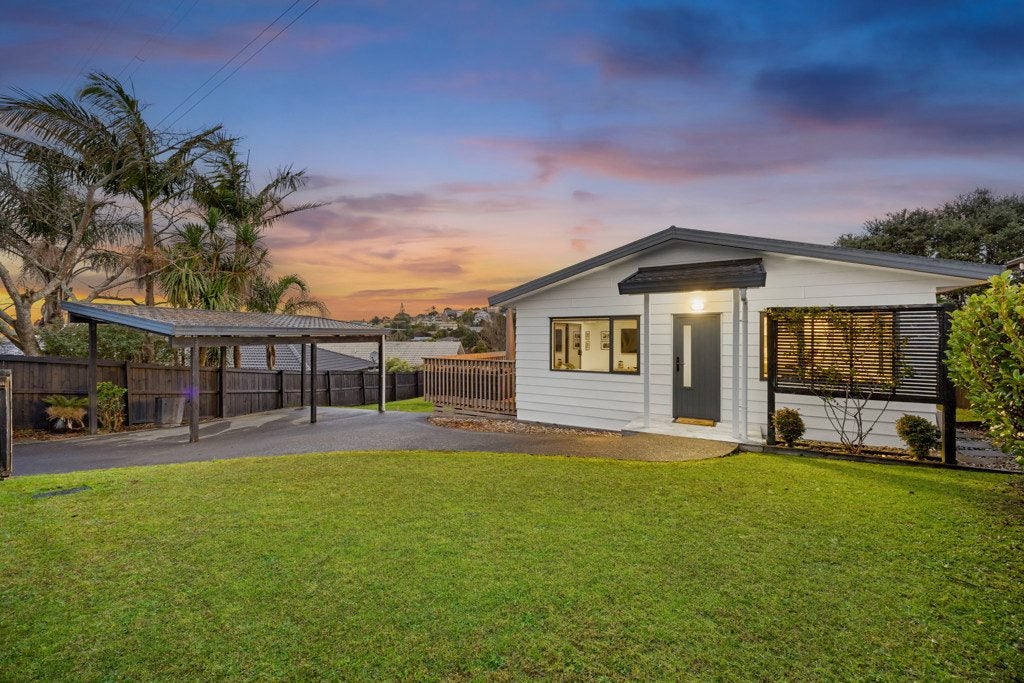 6 Cloghan Close, Massey, Auckland - Carousel 1
