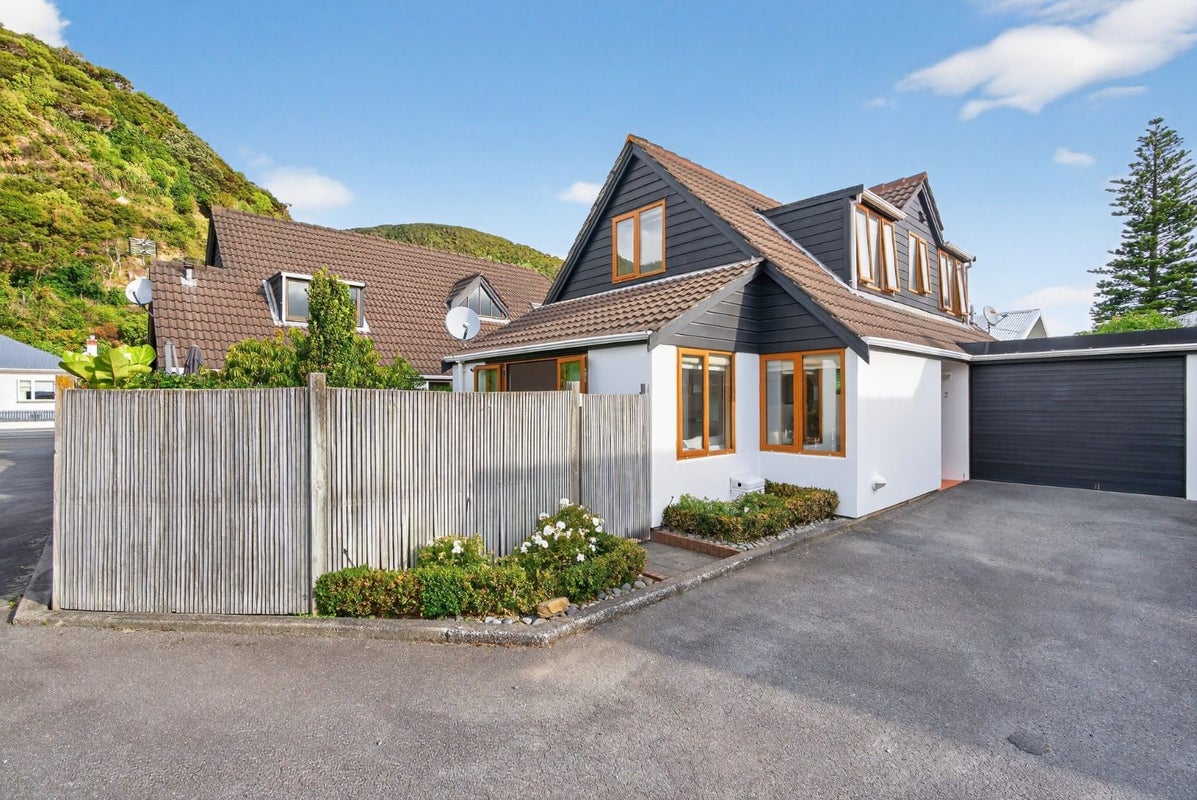 2/130 Muritai Road, Eastbourne, Lower Hutt - Carousel 1