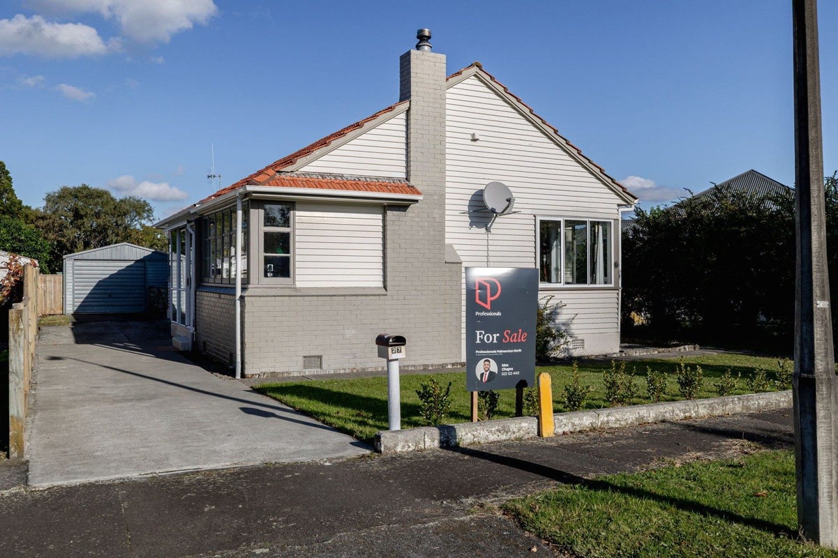 27 Savage Crescent, West End, Palmerston North - Carousel 1