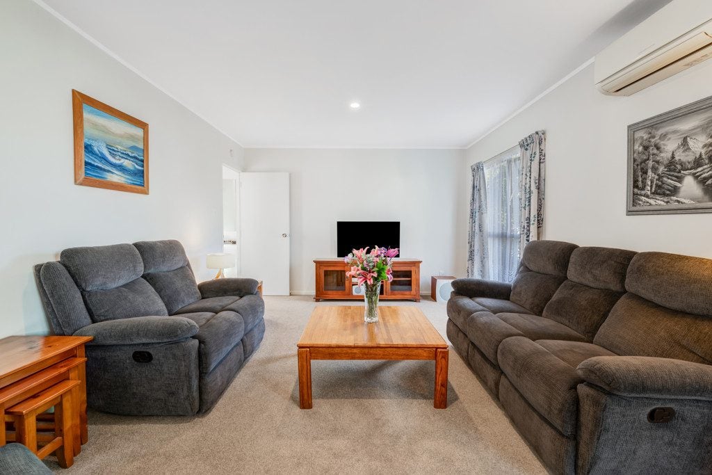 1/21 Ayton Drive, Totara Vale, Auckland - Carousel 2