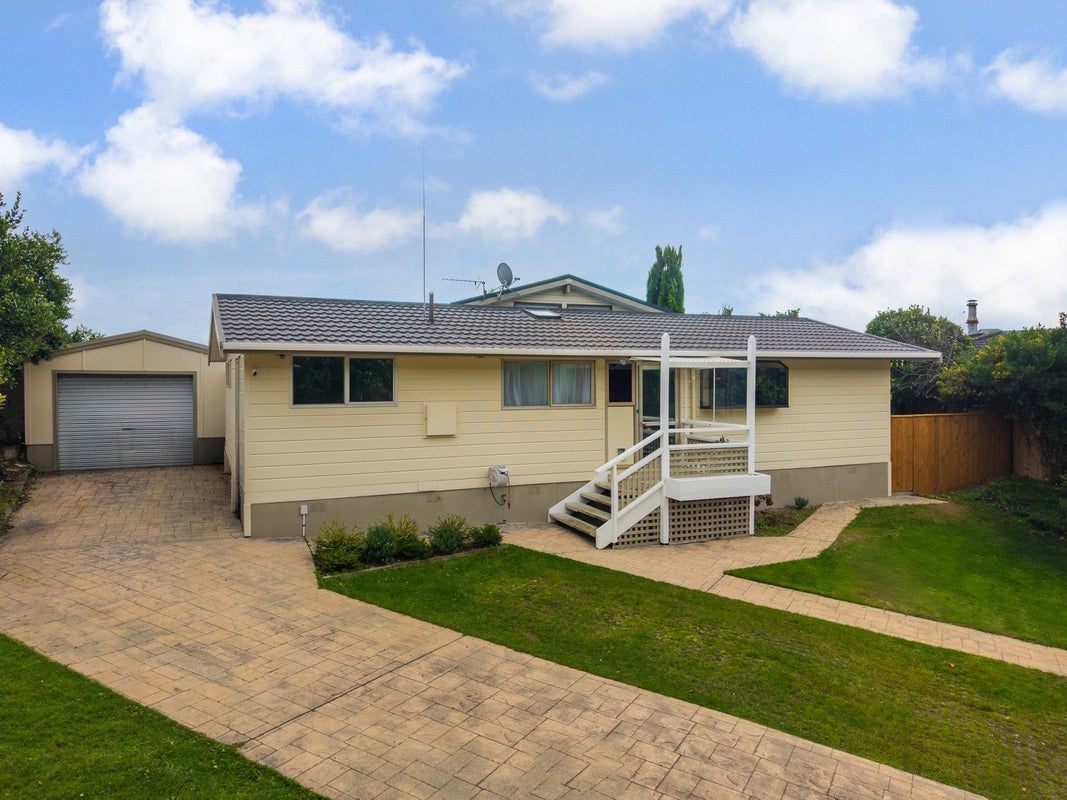 10 Spey Place, Papakowhai, Porirua - Carousel 1
