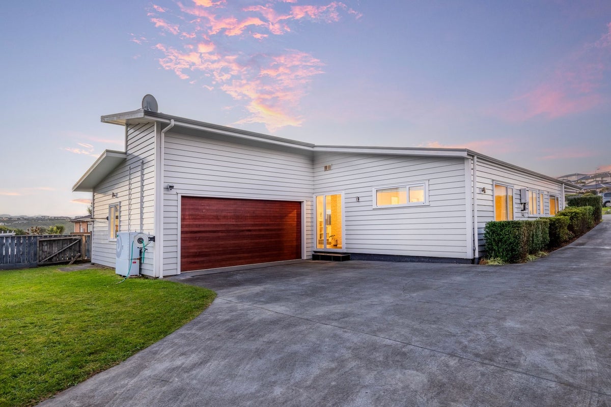 21 Tasman Close, Aotea, Porirua - Carousel 1