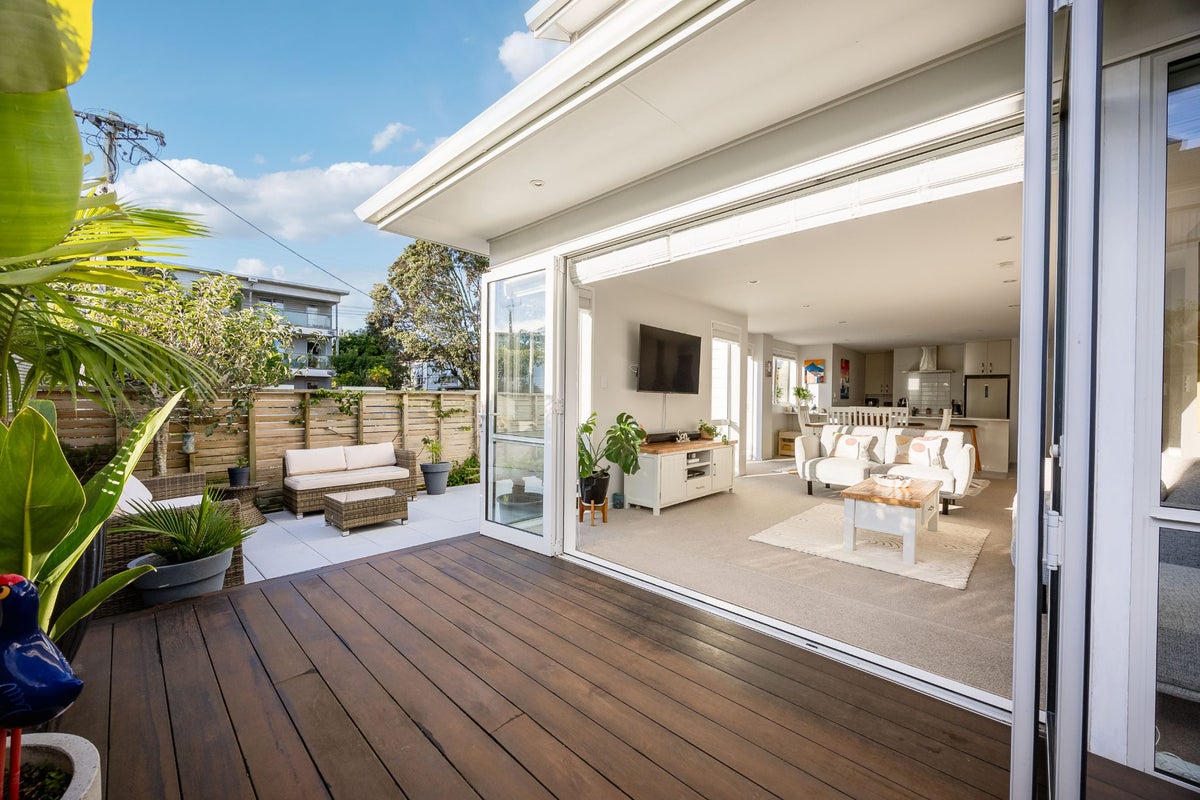 28A INVERNESS RD, Browns Bay, Auckland - Carousel 2
