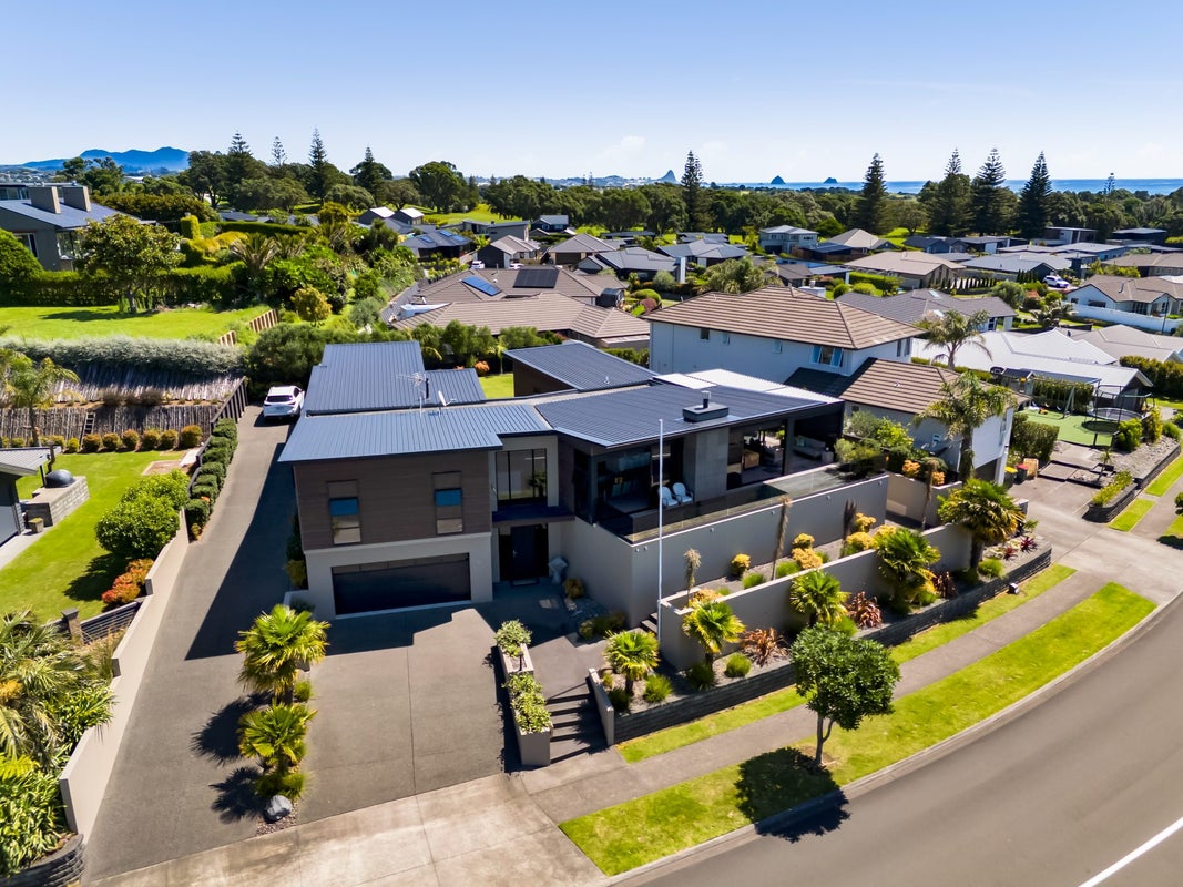 15 Links Drive, Waiwhakaiho, New Plymouth - Carousel 2