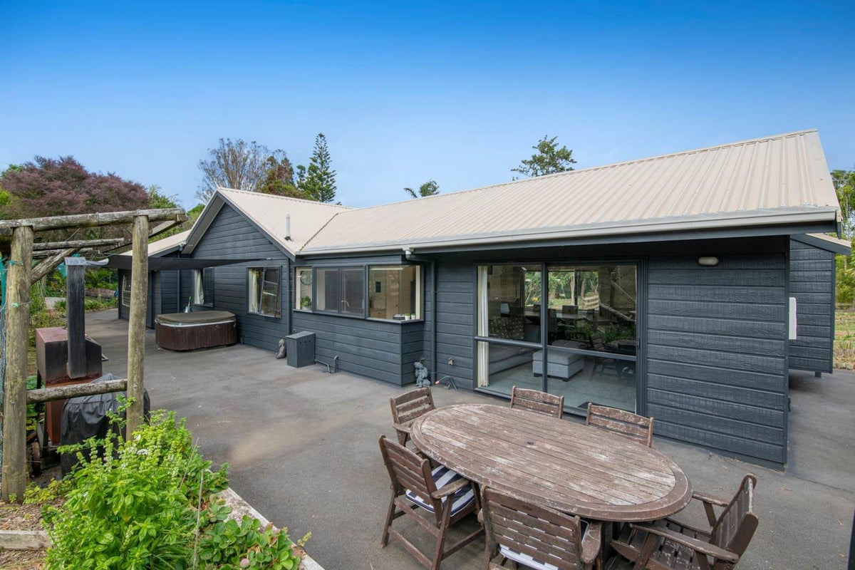 1688 South Head Road, Helensville - Carousel 50