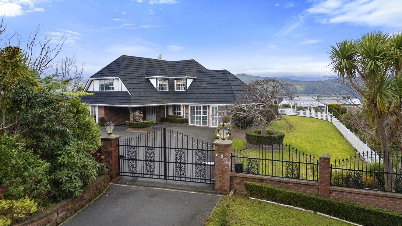 12 Lindis Lane, Kelson, Lower Hutt - Carousel 1