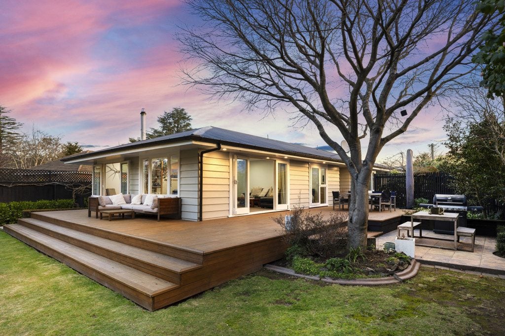 39 Manor Place, Bryndwr, Christchurch - Carousel 2