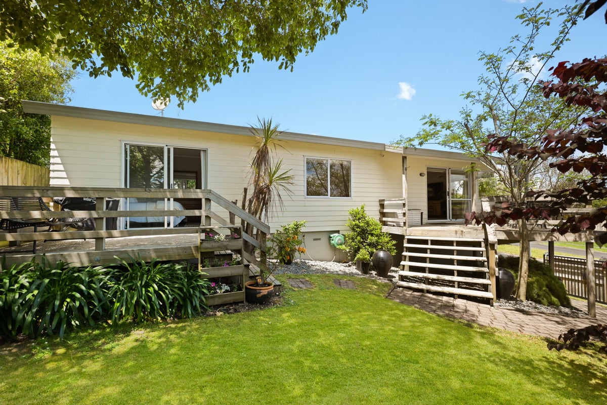 1 Moreland Avenue, Pukete, Hamilton - Carousel 1
