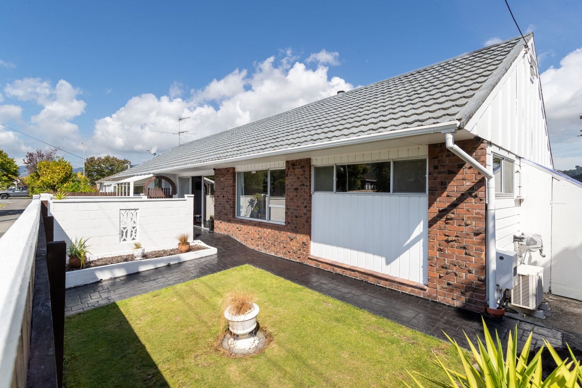 2A Victoria Street, Ebdentown, Upper Hutt - Carousel 1
