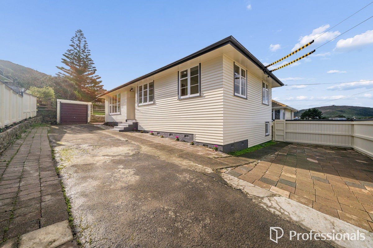 1 Wakefield Terrace, Tawa, Wellington - Carousel 1