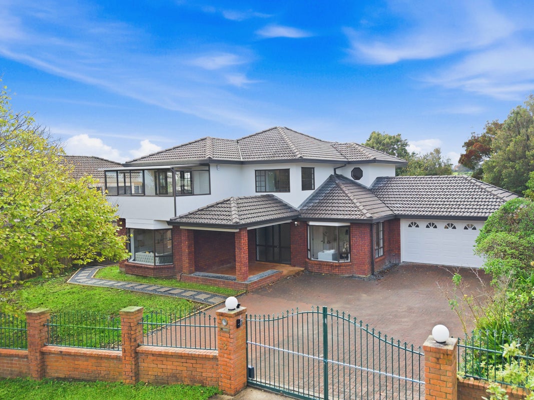 8 Capistrano Mews, Goodwood Heights, Auckland - Carousel 1