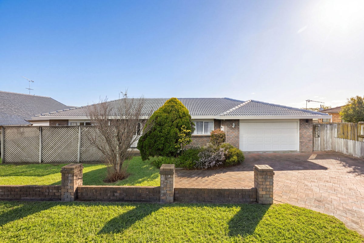 1/242 Botany Road, Golflands, Auckland - Carousel 1
