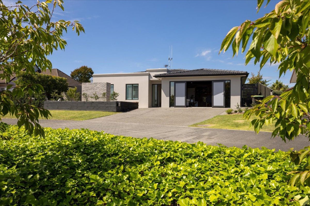 22 Harbelle Close, Bethlehem, Tauranga - Carousel 1