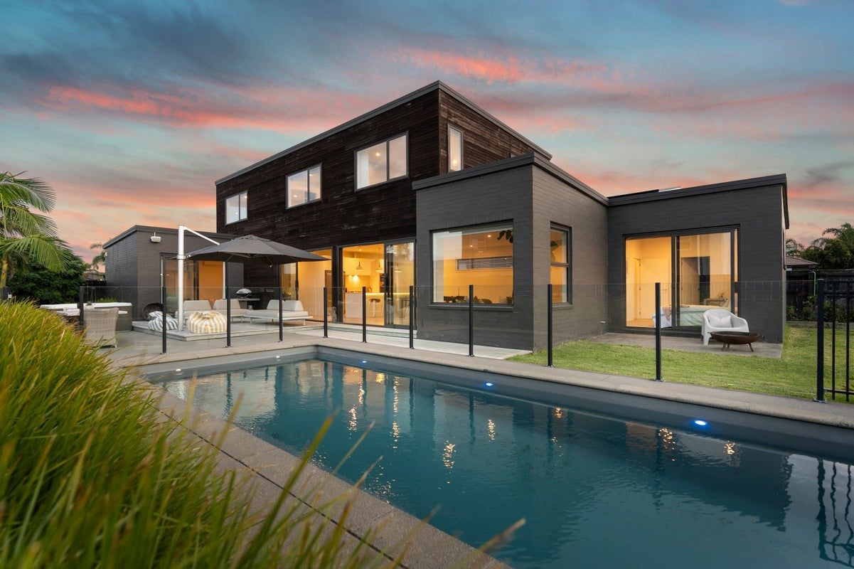 32 Defender Crescent, Beachlands, Auckland - Carousel 1