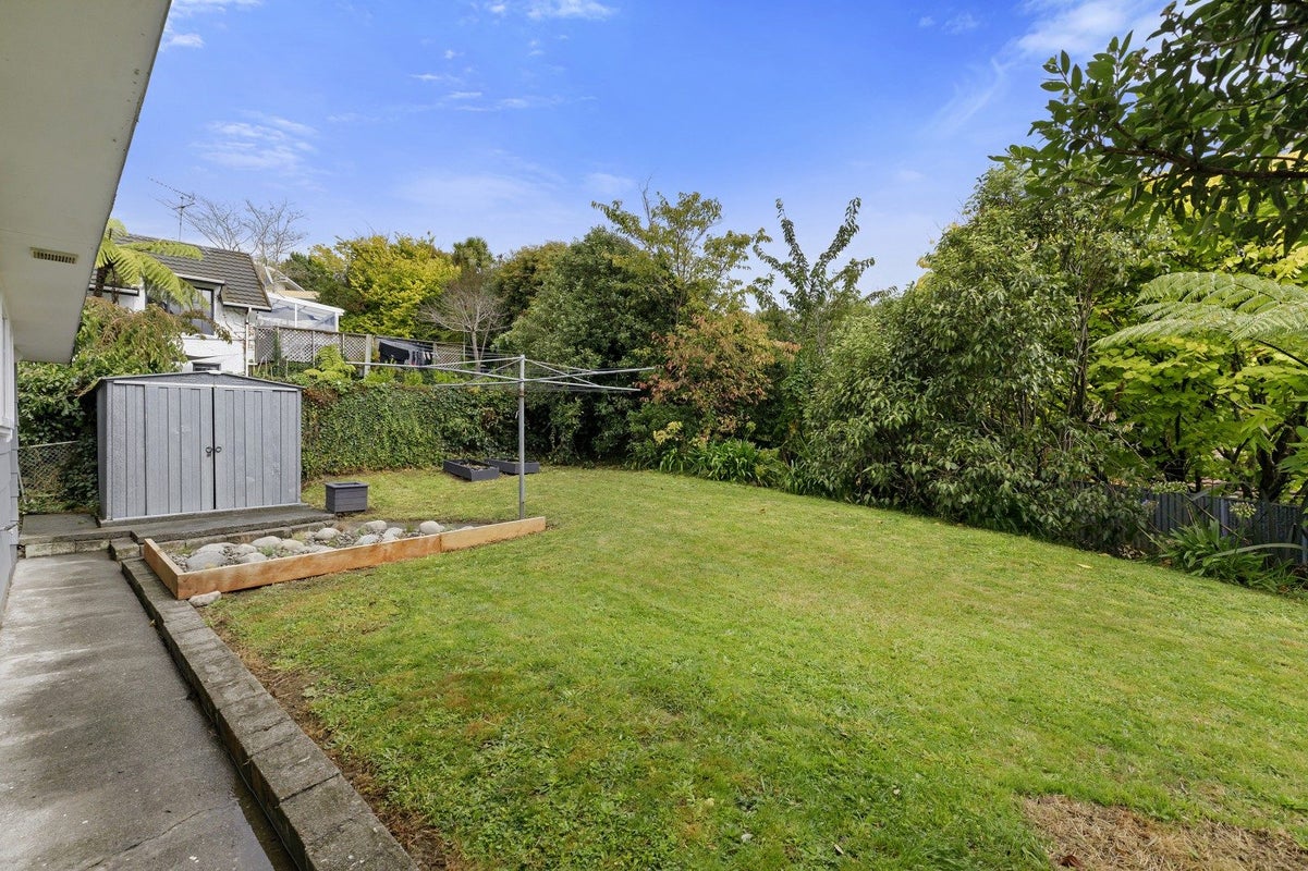 7 Dunsandel Grove, Silverstream, Upper Hutt - Carousel 2