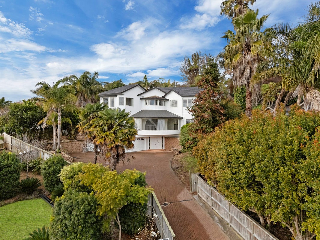 13 San Martin Place, Goodwood Heights, Auckland - Carousel 2