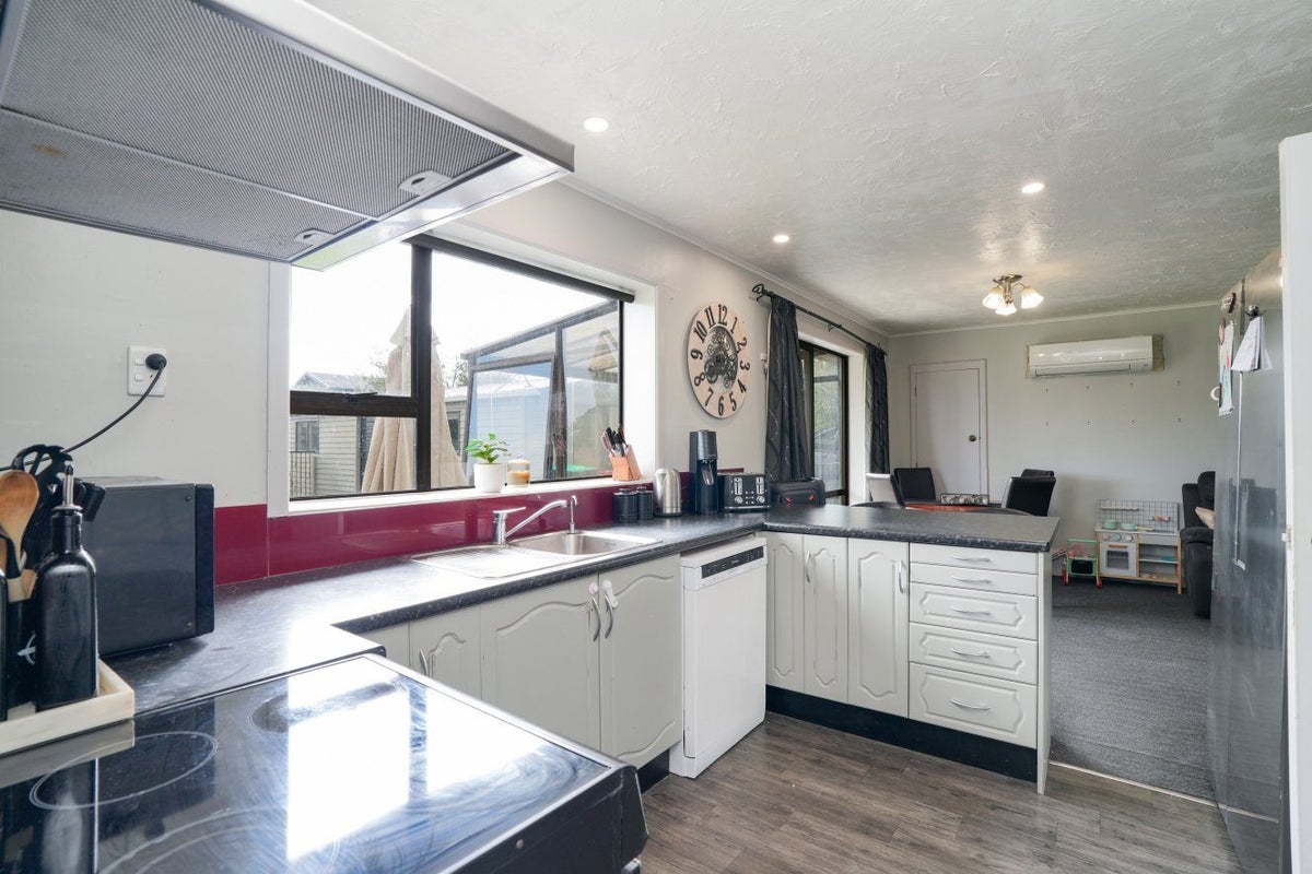 9 Dumbarton Place, Strathern, Invercargill - Carousel 2