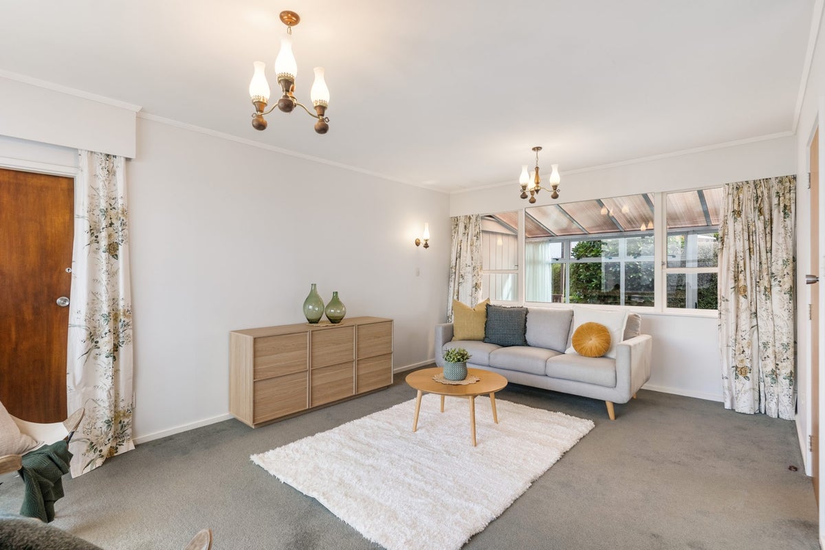 48 Somes Crescent, Newlands, Wellington - Carousel 2