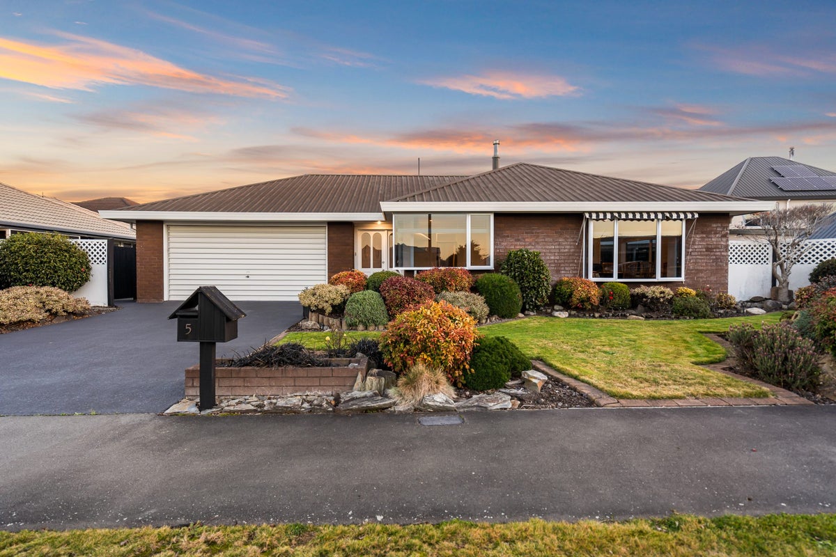 5 Goodall Place, Redwood, Christchurch - Carousel 1