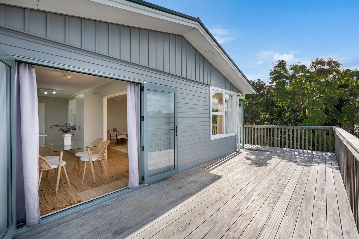 897 East Coast Road, Northcross, Auckland - Carousel 1