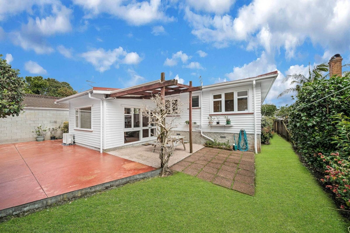 16 Huntingtree Avenue, Sandringham, Auckland - Carousel 1