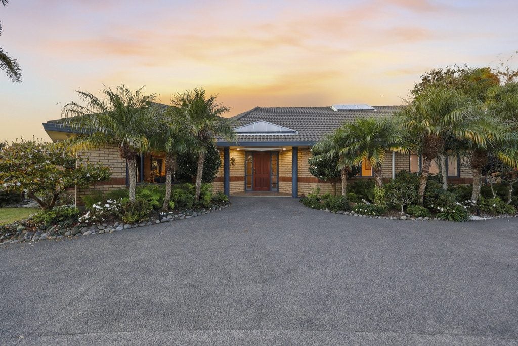 8 The Mews, Shamrock Park, Auckland - Carousel 1
