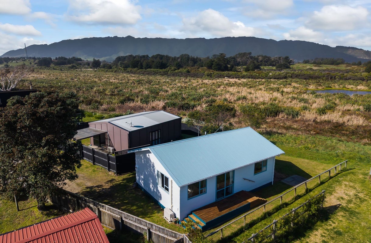 42 Rutherford Drive, Waikanae Beach, Waikanae - Carousel 1