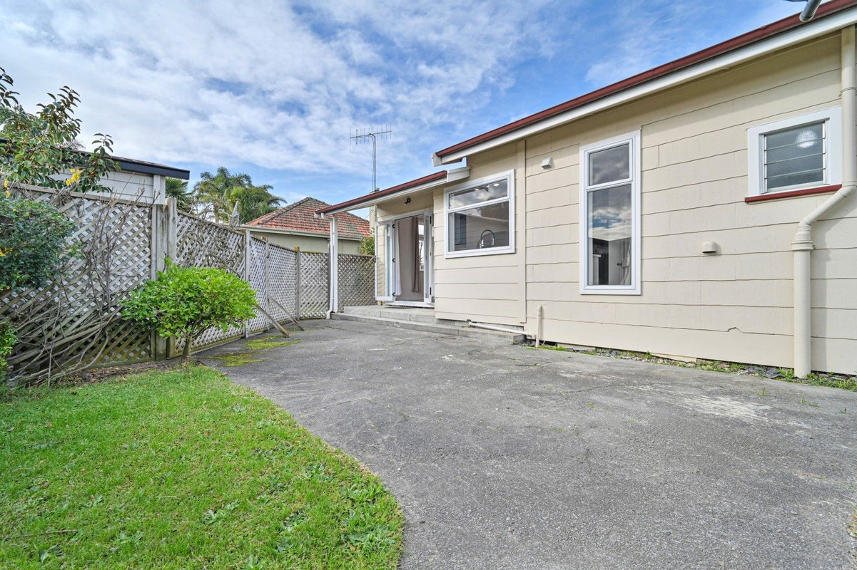 13 Anzac Avenue, Onekawa, Napier - Carousel 16