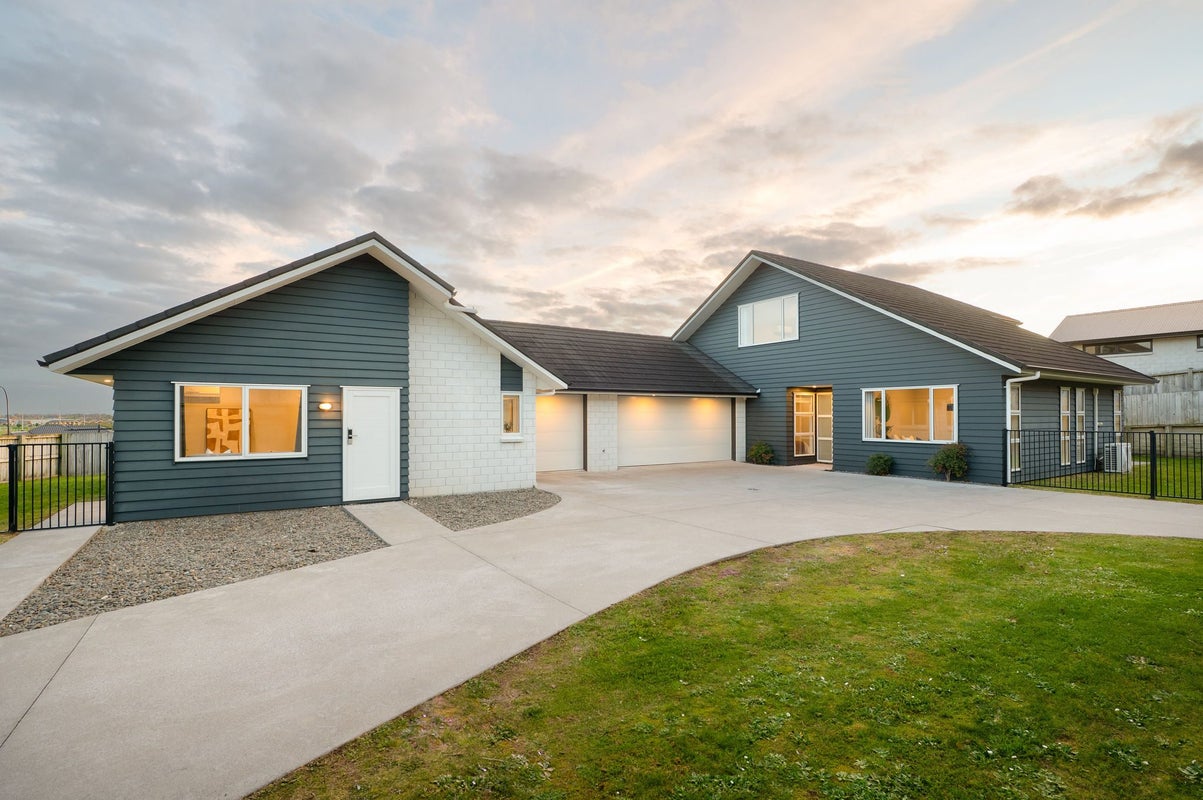 22 Kapua Crescent, Rototuna North, Hamilton - Carousel 1