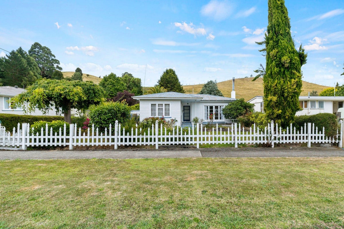 45 Goldfinch Street, Taihape, Taihape - Carousel 1