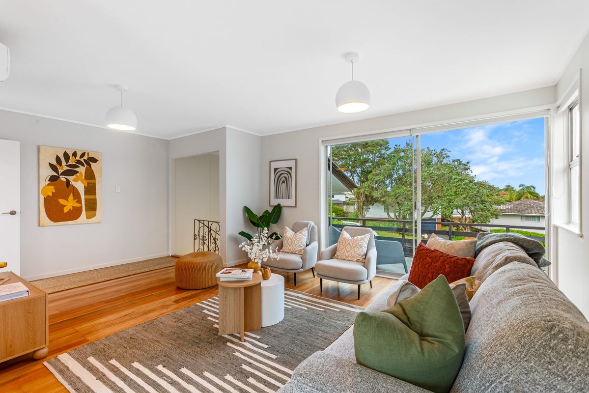 4 Halcombe Place, Green Bay, Auckland - Carousel 2